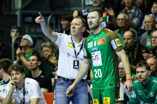 Trainer Frank Carstens (SC DHfK Leipzig) und unscharf Philipp Weber (SC Magdeburg,20) - Handball Bundesliga Saison 2025-2026 SC Magdeburg vs. SC DHFK Leipzig in der GETEC Arena in Magdeburg - Handball,Deutschland,21.12.2025
