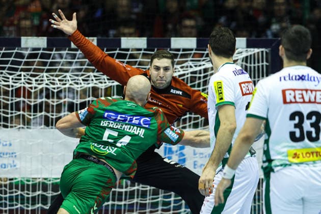 Torwart Domenico Ebner (SC DHfK Leipzig,1) gegen Oscar Bergendahl (SC Magdeburg,54) - Handball Bundesliga Saison 2025-2026 SC Magdeburg vs. SC DHFK Leipzig in der GETEC Arena in Magdeburg - Aktion,Handball,Deutschland,21.12.2025