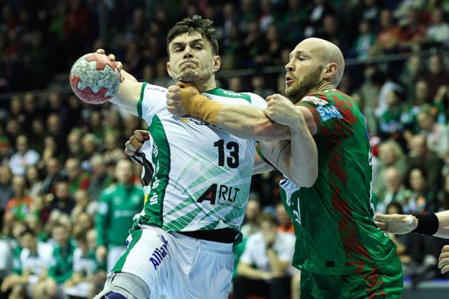 Matej Klima (SC DHFK Leipzig,13) gegen Oscar Bergendahl (SC Magdeburg,54) - Handball Bundesliga Saison 2025-2026 SC Magdeburg vs. SC DHFK Leipzig in der GETEC Arena in Magdeburg - Aktion,Handball,Deutschland,21.12.2025