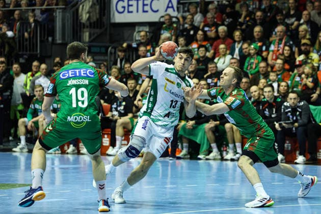 Matej Klima (SC DHFK Leipzig,13) gegen Omar Ingi Magnusson (r.,SC Magdeburg,14) und Elvar Örn Jonsson (SC Magdeburg,19) - Handball Bundesliga Saison 2025-2026 SC Magdeburg vs. SC DHFK Leipzig in der GETEC Arena in Magdeburg - Aktion,Handball,Deutschland,21.12.2025