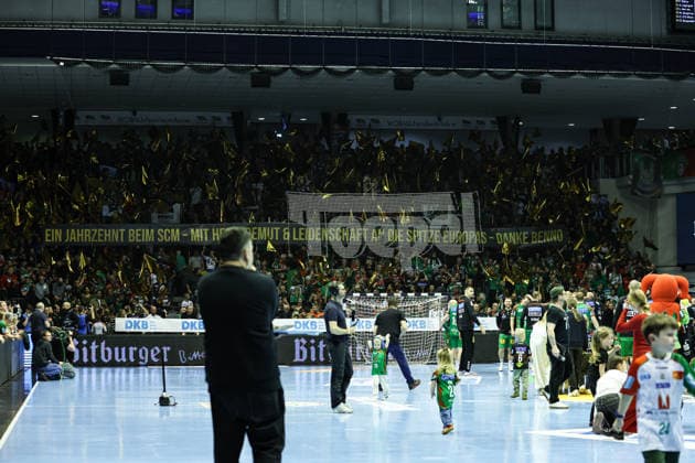 Trainer Bennet Wiegert (SC Magdeburg) wird nach dem Spiel gefeiert für ein Jahrzent beim SC Magdeburg - Handball Bundesliga Saison 2025-2026 SC Magdeburg vs. SC DHFK Leipzig in der GETEC Arena in Magdeburg - Handball,Deutschland,21.12.2025