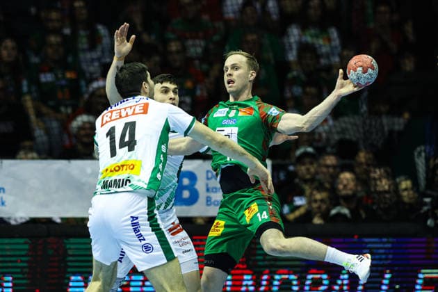 Omar Ingi Magnusson (SC Magdeburg,14) gegen Marko Mamic (SC DHfK Leipzig,14) - Handball Bundesliga Saison 2025-2026 SC Magdeburg vs. SC DHFK Leipzig in der GETEC Arena in Magdeburg - Aktion,Handball,Deutschland,21.12.2025