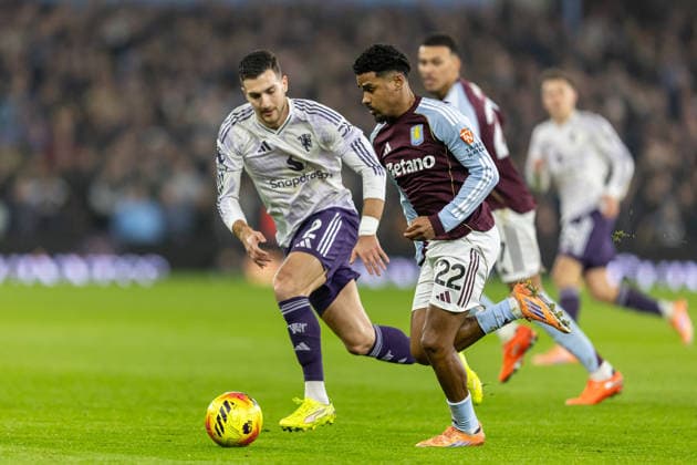 Aston Villa v Manchester United, ManU Premier League 21 12 2025. Aston Villa defender Ian Maatsen (22) runs forward out of defence during the Premier League match between Aston Villa and Manchester United at Villa Park, Birmingham, England on 21 December 2025. Birmingham Villa Park West Midlands England Editorial use only DataCo restrictions apply See www.football-dataco.com , Copyright: xManjitxNarotrax PSI-23452-0023