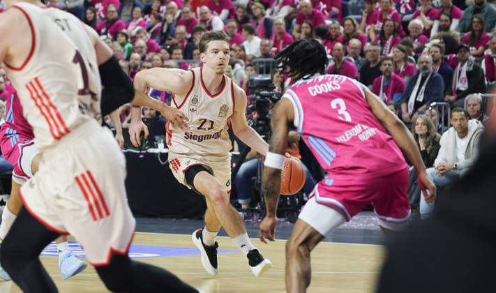 Justus Hollatz (Bayern Muenchen 21), Zach Cooks (Bonn 3) GER, Baskets Bonn vs. FC Bayern Muenchen, 1. Basketball-Bundesliga, esayCredit BBL, 11. Spieltag, Saison 2025-26, 21.12.2025 GER, Baskets Bonn vs. FC Bayern Muenchen, 1. Basketball-Bundesliga, esayCredit BBL, 11. Spieltag, Saison 2025-26, 21.12.2025 Koeln Copyright: xEibner-Pressefoto JoergxNiebergax JNL