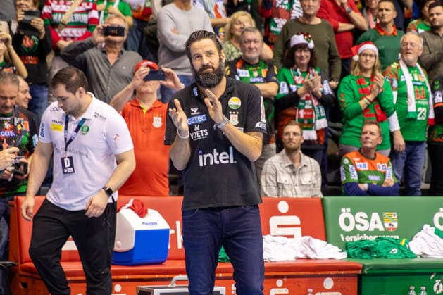 21.12.2025, xgox, Handball - Daikin HBL SC Magdeburg - SC DHfK Leipzig emspor, v.l. Bennet Wiegert (Magdeburg, Trainer) wird für 10 Jahre beim SC Magdeburg von den Fans geehert Magdeburg