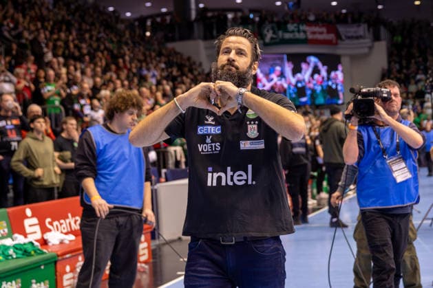 21.12.2025, xgox, Handball - Daikin HBL SC Magdeburg - SC DHfK Leipzig emspor, v.l. Bennet Wiegert (Magdeburg, Trainer) wird für 10 Jahre beim SC Magdeburg von den Fans geehert, zeigt ein Herz Magdeburg
