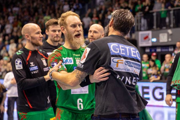 21.12.2025, xgox, Handball - Daikin HBL SC Magdeburg - SC DHfK Leipzig emspor, v.l. Bennet Wiegert (Magdeburg, Trainer) und Matthias Musche (Magdeburg, 6) Jubel ueber den Sieg, Jubel nach Spielende Magdeburg