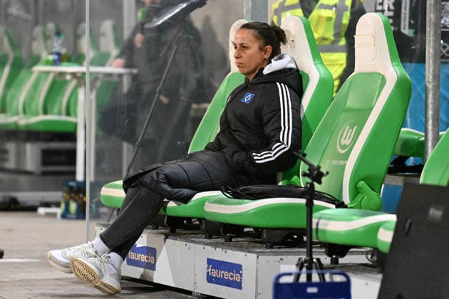 Fußball I Frauen I Saison 2025-2026 I Bundesliga I 14. Spieltag I VfL Wolfsburg - Hamburger SV I 21.12.2025 Liese Brancao (Trainer, Hamburger SV) schaut dem Warmup von der Bank aus zu Freisteller, Nahaufnahme, Porträt, Portrait, Einzelfoto, Einzelbild, Körper Wolfsburg AOK Stadion Niedersachsen Deutschland Copyright: xLobeca InesxHähnelx