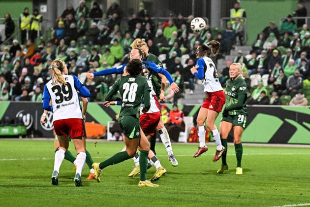 Fußball I Frauen I Saison 2025-2026 I Bundesliga I 14. Spieltag I VfL Wolfsburg - Hamburger SV I 21.12.2025 Emilia Hirche (20, Hamburger SV) springt zum Kopfball hoch (2.v.r.) Wolfsburg AOK Stadion Niedersachsen Deutschland Copyright: xLobeca InesxHähnelx