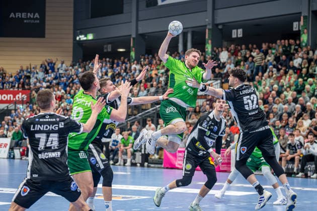 Handball Bundesliga; HSG Wetzlar - ThSV Eisenach, 21.12.25 Dominik Mappes (HSG Wetzlar, 7), Justin Kurch (ThSV Eisenach, 52), Oskar Joelsson (ThSV Eisenach, 3), Josip Simic (HSG Wetzlar, 10) Handball Bundesliga; HSG Wetzlar - ThSV Eisenach: Wetzlar, 21.12.25 Copyright: xBEAUTIFULxSPORTS Roeczeyx