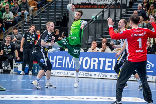 Handball Bundesliga; HSG Wetzlar - ThSV Eisenach, 21.12.25 Filip Vistorop (HSG Wetzlar, 4), Peter Walz (ThSV Eisenach, 14), Matija Spikic (ThSV Eisenach, 1) Handball Bundesliga; HSG Wetzlar - ThSV Eisenach: Wetzlar, 21.12.25 Copyright: xBEAUTIFULxSPORTS Roeczeyx