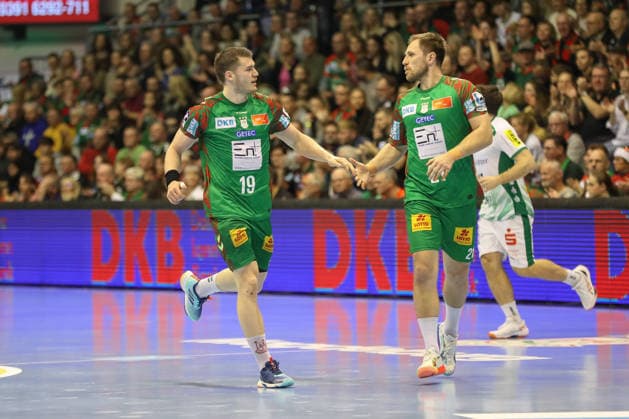 21.12.2025, xgox, Handball - Daikin HBL SC Magdeburg - SC DHfK Leipzig emspor, v.l. Elvar Oern Jonsson (Magdeburg, 19), Albin Lagergren (Magdeburg, 21) Jubel, Torjubel, jubelt ueber das Tor, celebrate the goal, celebration Magdeburg