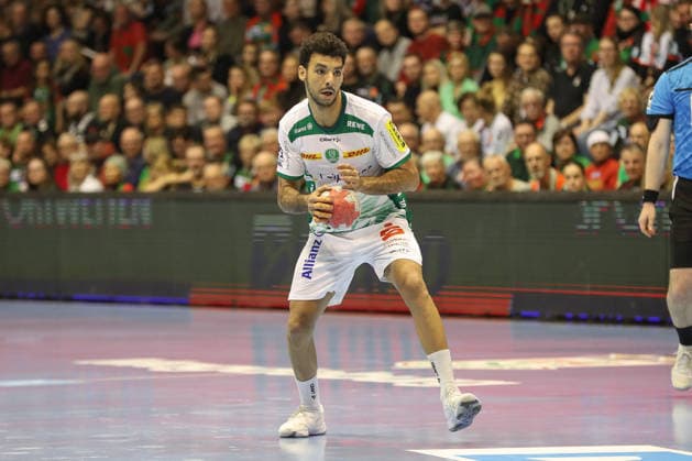 21.12.2025, xgox, Handball - Daikin HBL SC Magdeburg - SC DHfK Leipzig emspor, v.l. Ahmed Moustafa Khairi Nasralla (Leipzig, 17) am Ball, plays the ball Magdeburg