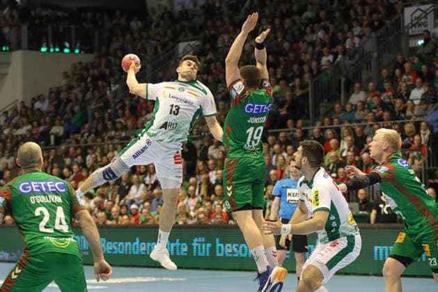 21.12.2025, xgox, Handball - Daikin HBL SC Magdeburg - SC DHfK Leipzig emspor, v.l. Matej Klima (Leipzig, 13) wirft Tor, Torschuetze, erzielt Tor, Treffer, scores the goal Magdeburg