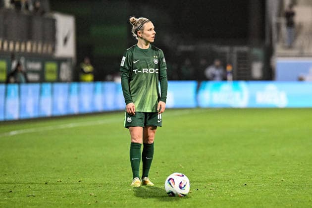 Fußball I Frauen I Saison 2025-2026 I Bundesliga I 14. Spieltag I VfL Wolfsburg - Hamburger SV I 21.12.2025 Svenja Huth (10, VfL Wolfsburg) steht für den Freistoß bereit Freisteller, Nahaufnahme, Porträt, Portrait, Einzelfoto, Einzelbild, Körper Wolfsburg AOK Stadion Niedersachsen Deutschland Copyright: xLobeca InesxHähnelx