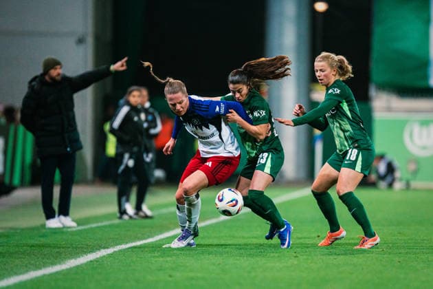Google Pixel Frauen-Bundesliga: VfL Wolfsburg vs. Hamburger SV, 21.12.2025 Christin Meyer (Hamburger SV, 16) gegen Judit Pujols (VfL Wolfsburg, 33); Fußball, Google Pixel Frauen-Bundesliga, 14. Spieltag: VfL Wolfsburg vs. Hamburger SV am 21.12.2025 im AOK Stadion, Wolfsburg DFB REGULATIONS PROHIBIT ANY USE OF PHOTOGRAPHS AS IMAGE SEQUENCES AND OR QUASI-VIDEO.