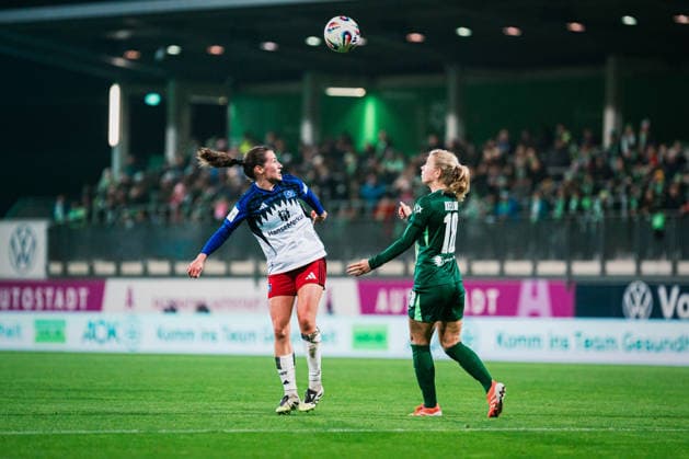 Google Pixel Frauen-Bundesliga: VfL Wolfsburg vs. Hamburger SV, 21.12.2025 Pauline Machtens (Hamburger SV, 28) gegen Justine Kielland (VfL Wolfsburg, 18); Fußball, Google Pixel Frauen-Bundesliga, 14. Spieltag: VfL Wolfsburg vs. Hamburger SV am 21.12.2025 im AOK Stadion, Wolfsburg DFB REGULATIONS PROHIBIT ANY USE OF PHOTOGRAPHS AS IMAGE SEQUENCES AND OR QUASI-VIDEO.