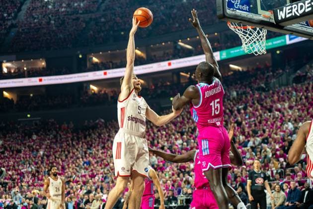 Niels Giffey, Forward, (FC Bayern Basketball 5), Kur Jongkuch, Center, (Telekom Baskets Bonn 15), , Telekom Baskets Bonn vs. FC Bayern Basketball, Basketball, BBL, 31. Spieltag, 21.12.2025 Koeln Nordrhein-Westfalen Deutschland