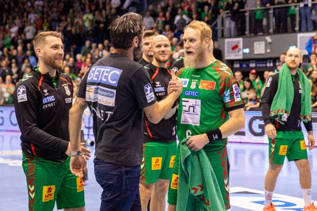 21.12.2025, xgox, Handball - Daikin HBL SC Magdeburg - SC DHfK Leipzig emspor, v.l. Bennet Wiegert (Magdeburg, Trainer) und Matthias Musche (Magdeburg, 6) Jubel ueber den Sieg, Jubel nach Spielende Magdeburg