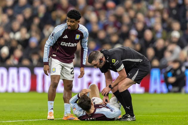 Aston Villa v Manchester United, ManU Premier League 21 12 2025. Aston Villa defender Matty Cash (2) injured during the Premier League match between Aston Villa and Manchester United at Villa Park, Birmingham, England on 21 December 2025. Birmingham Villa Park West Midlands England Editorial use only DataCo restrictions apply See www.football-dataco.com , Copyright: xManjitxNarotrax PSI-23452-0043