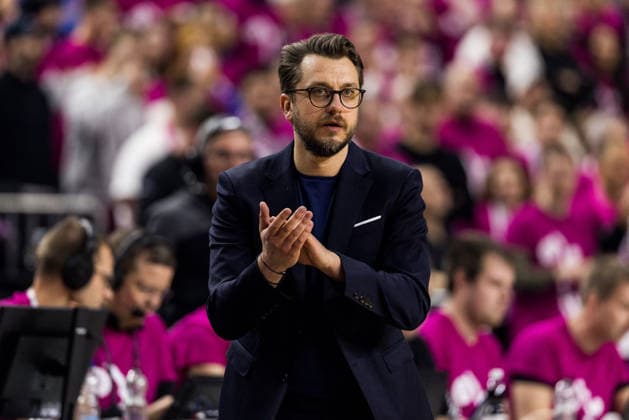 easyCredit Basketball Bundesliga: Telekom Baskets Bonn - FC Bayern München; 21.12.2025 Mihajlo Mitic (Assistant Coach FC Bayern München) applaudiert easyCredit Basketball Bundesliga: Telekom Baskets Bonn - FC Bayern München, Köln, LANXESSarena am 21.12.2025 Copyright: xBEAUTIFULxSPORTS Wunderlx