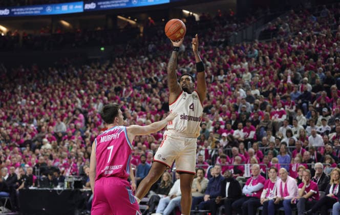 Xavier Rathan-Mayes (Bayern) wirft vor Grayson Murphy (Bonn), Telekom Baskets Bonn vs Bayern München, easyCredit BBL, 31. Spieltag, Bonn, 21.12.2025.