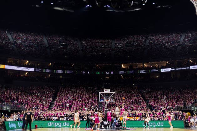 easyCredit Basketball Bundesliga: Telekom Baskets Bonn - FC Bayern München; 21.12.2025 Ausverkauftes Haus in der LANXESSarena easyCredit Basketball Bundesliga: Telekom Baskets Bonn - FC Bayern München, Köln, LANXESSarena am 21.12.2025 Copyright: xBEAUTIFULxSPORTS Wunderlx