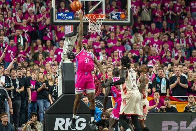 Jeff Garrett Jr., Power Forward , (Telekom Baskets Bonn 4), Wenyen Gabriel, Center, (FC Bayern Basketball 32), , Telekom Baskets Bonn vs. FC Bayern Basketball, Basketball, BBL, 31. Spieltag, 21.12.2025 Koeln Nordrhein-Westfalen Deutschland