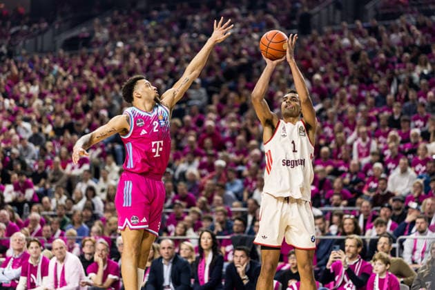 easyCredit Basketball Bundesliga: Telekom Baskets Bonn - FC Bayern München; 21.12.2025 Alijah Comithier (Telekom Baskets Bonn, 2), Oscar da Silva (FC Bayern München, 1) im Wurf easyCredit Basketball Bundesliga: Telekom Baskets Bonn - FC Bayern München, Köln, LANXESSarena am 21.12.2025 Copyright: xBEAUTIFULxSPORTS Wunderlx