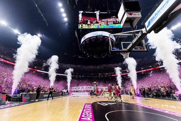 easyCredit Basketball Bundesliga: Telekom Baskets Bonn - FC Bayern München; 21.12.2025 Konfetti zum Hochball - in der ausverkauften LANXESSarena werfen Fans magentafarbenes Konfetti hoch easyCredit Basketball Bundesliga: Telekom Baskets Bonn - FC Bayern München, Köln, LANXESSarena am 21.12.2025 Copyright: xBEAUTIFULxSPORTS Wunderlx