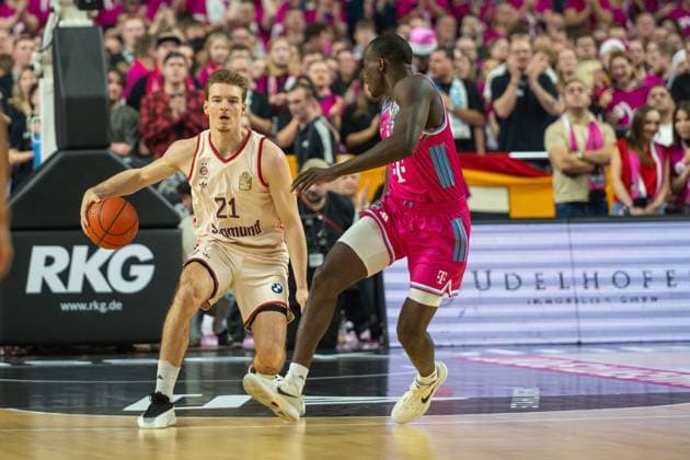 Justus Hollatz, Guard, (FC Bayern Basketball 21), , Telekom Baskets Bonn vs. FC Bayern Basketball, Basketball, BBL, 31. Spieltag, 21.12.2025 Koeln Nordrhein-Westfalen Deutschland