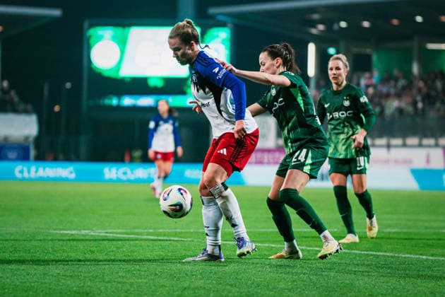 Google Pixel Frauen-Bundesliga: VfL Wolfsburg vs. Hamburger SV, 21.12.2025 Christin Meyer (Hamburger SV, 16) gegen Joelle Wedemeyer (VfL Wolfsburg, 24); Fußball, Google Pixel Frauen-Bundesliga, 14. Spieltag: VfL Wolfsburg vs. Hamburger SV am 21.12.2025 im AOK Stadion, Wolfsburg DFB REGULATIONS PROHIBIT ANY USE OF PHOTOGRAPHS AS IMAGE SEQUENCES AND OR QUASI-VIDEO.