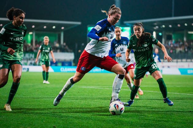 Google Pixel Frauen-Bundesliga: VfL Wolfsburg vs. Hamburger SV, 21.12.2025 Christin Meyer (Hamburger SV, 16); Fußball, Google Pixel Frauen-Bundesliga, 14. Spieltag: VfL Wolfsburg vs. Hamburger SV am 21.12.2025 im AOK Stadion, Wolfsburg DFB REGULATIONS PROHIBIT ANY USE OF PHOTOGRAPHS AS IMAGE SEQUENCES AND OR QUASI-VIDEO.