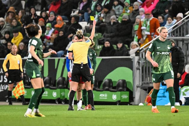 Fußball I Frauen I Saison 2025-2026 I Bundesliga I 14. Spieltag I VfL Wolfsburg - Hamburger SV I 21.12.2025 Schiedsrichterin Anna-Lena Heidenreich zückt für Pauline Machtens (28, Hamburger SV) die gelbe Karte Wolfsburg AOK Stadion Niedersachsen Deutschland Copyright: xLobeca InesxHähnelx