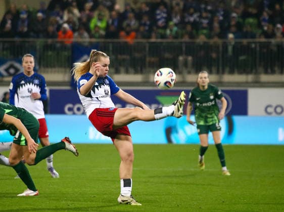 Deutschland: Frauen-Bundesliga 2025 26, 14. Spieltag - VfL Wolfsburg VS Hamburger SV - AOK Stadion (Wolfsburg): Svea Stoldt (Hamburger SV Frauen, 8) Copyright: xAymanxAlahmedx