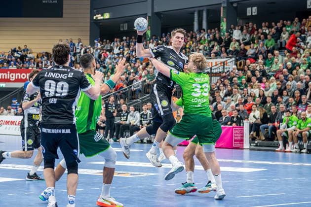 Handball Bundesliga; HSG Wetzlar - ThSV Eisenach, 21.12.25 Oskar Joelsson (ThSV Eisenach, 3), Georg Löwen ((HSG Wetzlar, 33), Tillman Leu (ThSV Eisenach, 99), Philipp Ahouansou (HSG Wetzlar, 19) Handball Bundesliga; HSG Wetzlar - ThSV Eisenach: Wetzlar, 21.12.25 Copyright: xBEAUTIFULxSPORTS Roeczeyx