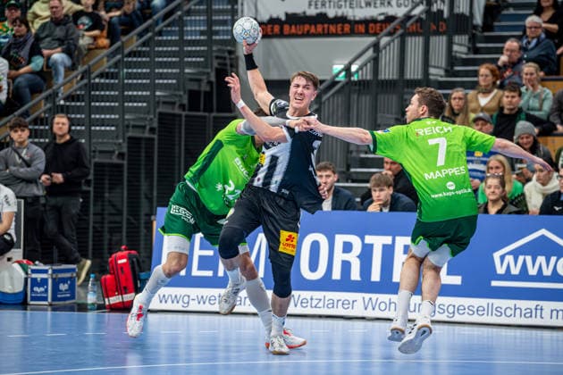 Handball Bundesliga; HSG Wetzlar - ThSV Eisenach, 21.12.25 Oskar Joelsson (ThSV Eisenach, 3), Dominik Mappes (HSG Wetzlar, 7), Jona Schoch (HSG Wetzlar, 22) Handball Bundesliga; HSG Wetzlar - ThSV Eisenach: Wetzlar, 21.12.25 Copyright: xBEAUTIFULxSPORTS Roeczeyx