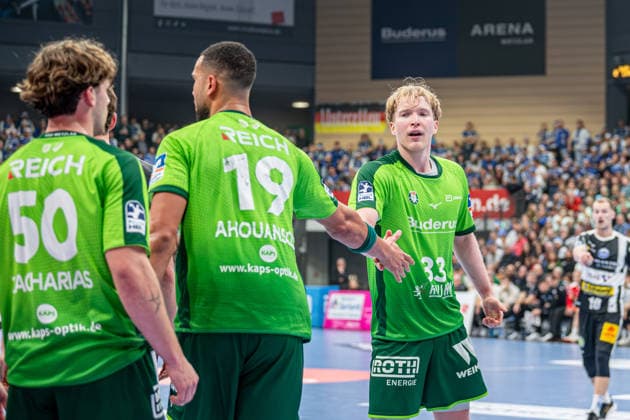Handball Bundesliga; HSG Wetzlar - ThSV Eisenach, 21.12.25 Georg Löwen ((HSG Wetzlar, 33), Philipp Ahouansou (HSG Wetzlar, 19) Handball Bundesliga; HSG Wetzlar - ThSV Eisenach: Wetzlar, 21.12.25 Copyright: xBEAUTIFULxSPORTS Roeczeyx