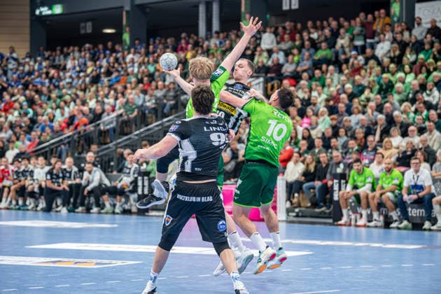 Handball Bundesliga; HSG Wetzlar - ThSV Eisenach, 21.12.25 Fynn Hangstein (ThSV Eisenach, 10), Tillman Leu (ThSV Eisenach, 99), Georg Löwen ((HSG Wetzlar, 33), Jona Schoch (HSG Wetzlar, 22) Handball Bundesliga; HSG Wetzlar - ThSV Eisenach: Wetzlar, 21.12.25 Copyright: xBEAUTIFULxSPORTS Roeczeyx