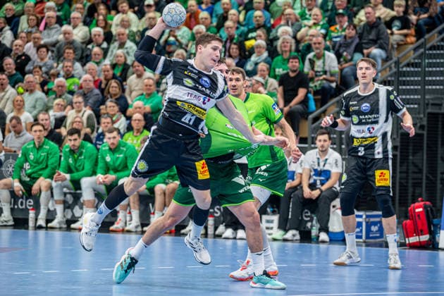Handball Bundesliga; HSG Wetzlar - ThSV Eisenach, 21.12.25 Vukasin Antonijevic (ThSV Eisenach, 41), Josip Simic (HSG Wetzlar, 10), Jona Schoch (HSG Wetzlar, 22), Oskar Joelsson (ThSV Eisenach, 3) Handball Bundesliga; HSG Wetzlar - ThSV Eisenach: Wetzlar, 21.12.25 Copyright: xBEAUTIFULxSPORTS Roeczeyx