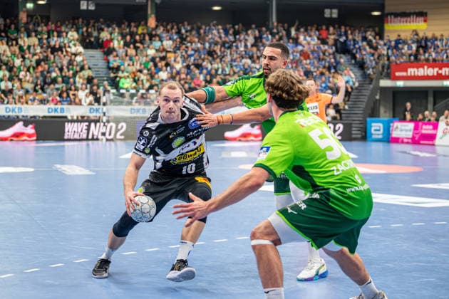 Handball Bundesliga; HSG Wetzlar - ThSV Eisenach, 21.12.25 Fynn Hangstein (ThSV Eisenach, 10), Philipp Ahouansou (HSG Wetzlar, 19), Lion Zacharias (HSG Wetzlar, 50) Handball Bundesliga; HSG Wetzlar - ThSV Eisenach: Wetzlar, 21.12.25 Copyright: xBEAUTIFULxSPORTS Roeczeyx