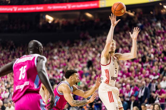 easyCredit Basketball Bundesliga: Telekom Baskets Bonn - FC Bayern München; 21.12.2025 Niels Giffey (FC Bayern München, 5) im Wurf easyCredit Basketball Bundesliga: Telekom Baskets Bonn - FC Bayern München, Köln, LANXESSarena am 21.12.2025 Copyright: xBEAUTIFULxSPORTS Wunderlx