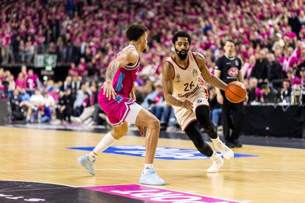 easyCredit Basketball Bundesliga: Telekom Baskets Bonn - FC Bayern München; 21.12.2025 Alijah Comithier (Telekom Baskets Bonn, 2), Spencer Dinwiddie (FC Bayern München, 26) am Ball easyCredit Basketball Bundesliga: Telekom Baskets Bonn - FC Bayern München, Köln, LANXESSarena am 21.12.2025 Copyright: xBEAUTIFULxSPORTS Wunderlx