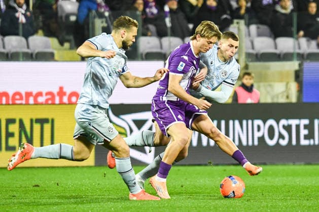 Albert Gudmundsson (Fiorentina) in action during ACF Fiorentina vs Udinese Calcio, Italian soccer Serie A match in Florence, Italy, December 21 2025  Copyright: xFabioxFagiolini IPAxSportx xipa-agency.netx xx IPA_69389288 IPA_Agency_IPA69389288