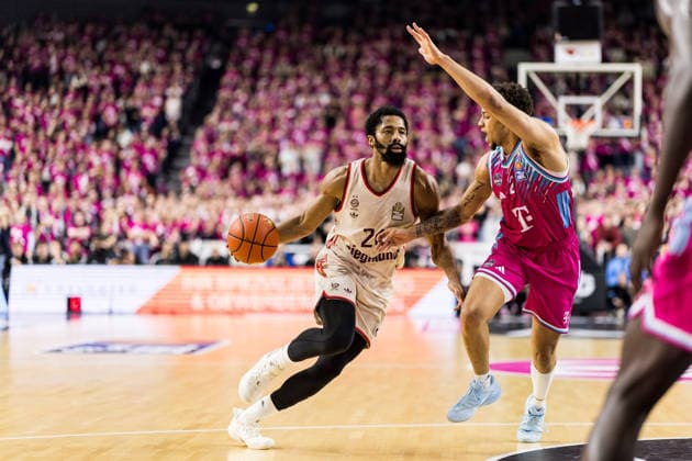 easyCredit Basketball Bundesliga: Telekom Baskets Bonn - FC Bayern München; 21.12.2025 Spencer Dinwiddie (FC Bayern München, 26) am Ball, Alijah Comithier (Telekom Baskets Bonn, 2) easyCredit Basketball Bundesliga: Telekom Baskets Bonn - FC Bayern München, Köln, LANXESSarena am 21.12.2025 Copyright: xBEAUTIFULxSPORTS Wunderlx