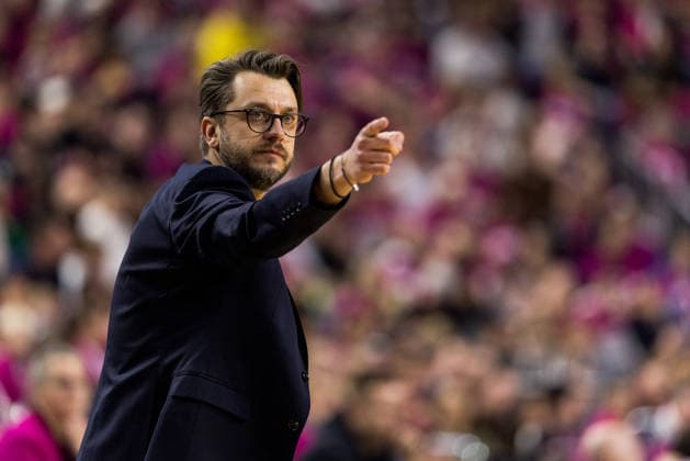 easyCredit Basketball Bundesliga: Telekom Baskets Bonn - FC Bayern München; 21.12.2025 Mihajlo Mitic (Assistant Coach FC Bayern München) gestikuliert easyCredit Basketball Bundesliga: Telekom Baskets Bonn - FC Bayern München, Köln, LANXESSarena am 21.12.2025 Copyright: xBEAUTIFULxSPORTS Wunderlx