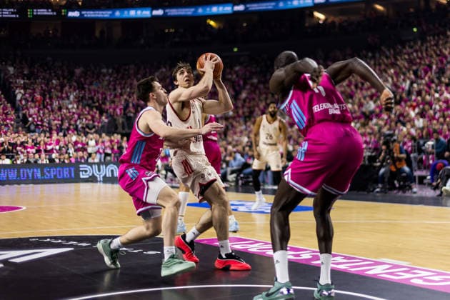 easyCredit Basketball Bundesliga: Telekom Baskets Bonn - FC Bayern München; 21.12.2025 Justinian Jessup (FC Bayern München, 10) am Ball, Tylan Birts (Telekom Baskets Bonn, 5) easyCredit Basketball Bundesliga: Telekom Baskets Bonn - FC Bayern München, Köln, LANXESSarena am 21.12.2025 Copyright: xBEAUTIFULxSPORTS Wunderlx