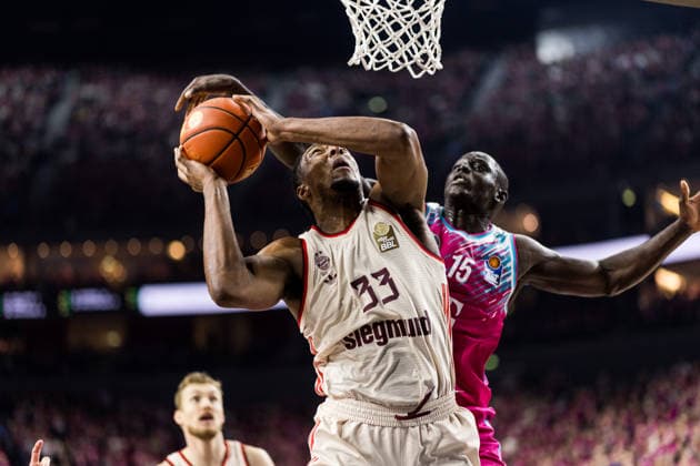 easyCredit Basketball Bundesliga: Telekom Baskets Bonn - FC Bayern München; 21.12.2025 David McCormack (FC Bayern München, 33) im Wurf, Kur Jongkuch (Telekom Baskets Bonn, 15) easyCredit Basketball Bundesliga: Telekom Baskets Bonn - FC Bayern München, Köln, LANXESSarena am 21.12.2025 Copyright: xBEAUTIFULxSPORTS Wunderlx