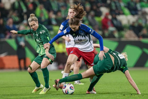 v.li.: Svenja Huth (VfL Wolfsburg, 10), Lotta Wrede (Hamburger SV, 32) und Lena Lattwein (VfL Wolfsburg, 8) im Zweikampf, Duell, Dynamik, Aktion, Action, Spielszene, DIE DFB-RICHTLINIEN UNTERSAGEN JEGLICHE NUTZUNG VON FOTOS ALS SEQUENZBILDER UND ODER VIDEOÄHNLICHE FOTOSTRECKEN. DFB REGULATIONS PROHIBIT ANY USE OF PHOTOGRAPHS AS IMAGE SEQUENCES AND OR QUASI-VIDEO., 21.12.2025, Wolfsburg (Deutschland), Fussball, Google Pixel Frauen-Bundesliga, VfL Wolfsburg - Hamburger SV