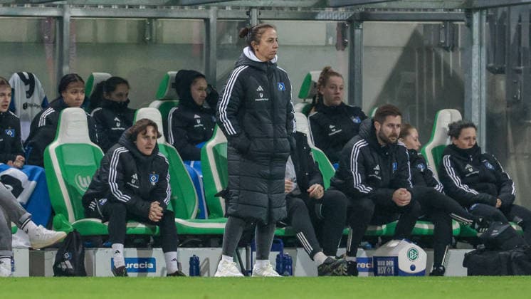 Liese Brancao (Lis, Trainerin, Hamburger SV), DIE DFB-RICHTLINIEN UNTERSAGEN JEGLICHE NUTZUNG VON FOTOS ALS SEQUENZBILDER UND ODER VIDEOÄHNLICHE FOTOSTRECKEN. DFB REGULATIONS PROHIBIT ANY USE OF PHOTOGRAPHS AS IMAGE SEQUENCES AND OR QUASI-VIDEO., 21.12.2025, Wolfsburg (Deutschland), Fussball, Google Pixel Frauen-Bundesliga, VfL Wolfsburg - Hamburger SV